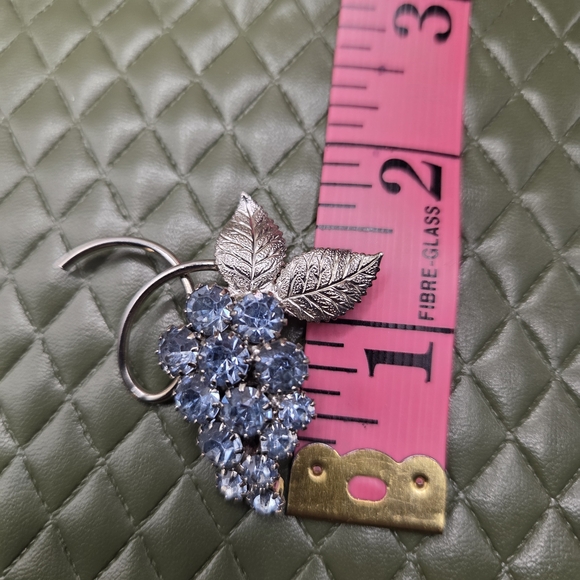 1041. Vintage Silver-Tone Blue Crystal Grape Cluster Brooch - Picture 5 of 5